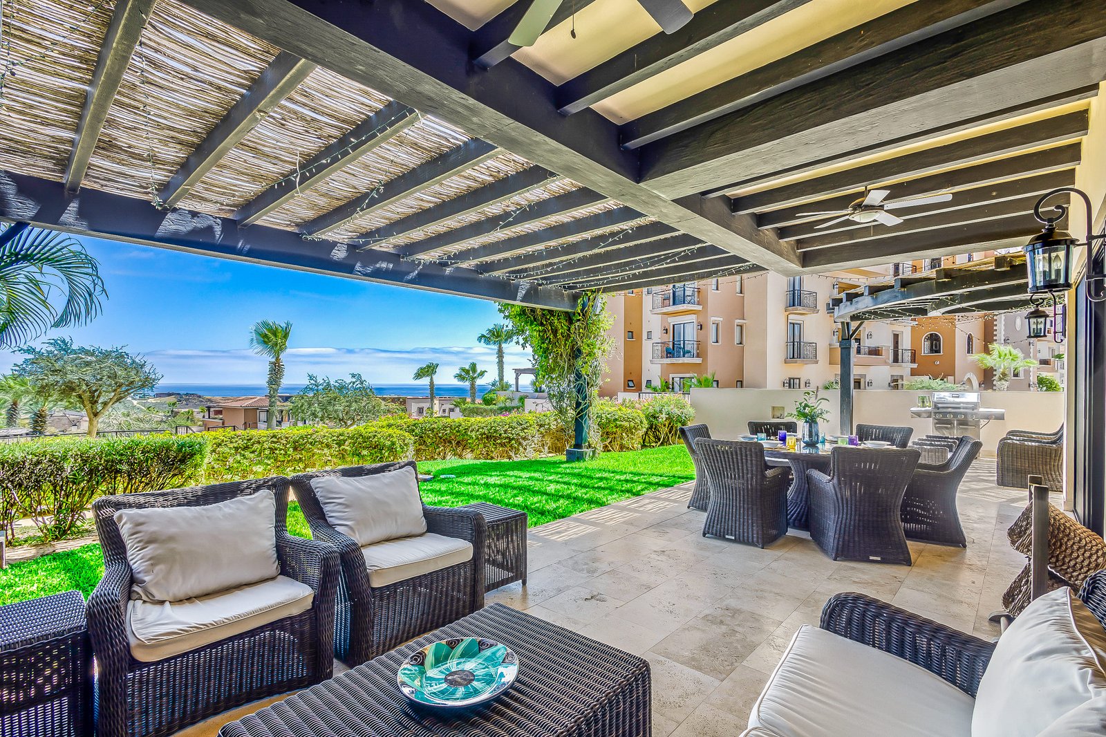 Terraza con palapa vista al Pacífico